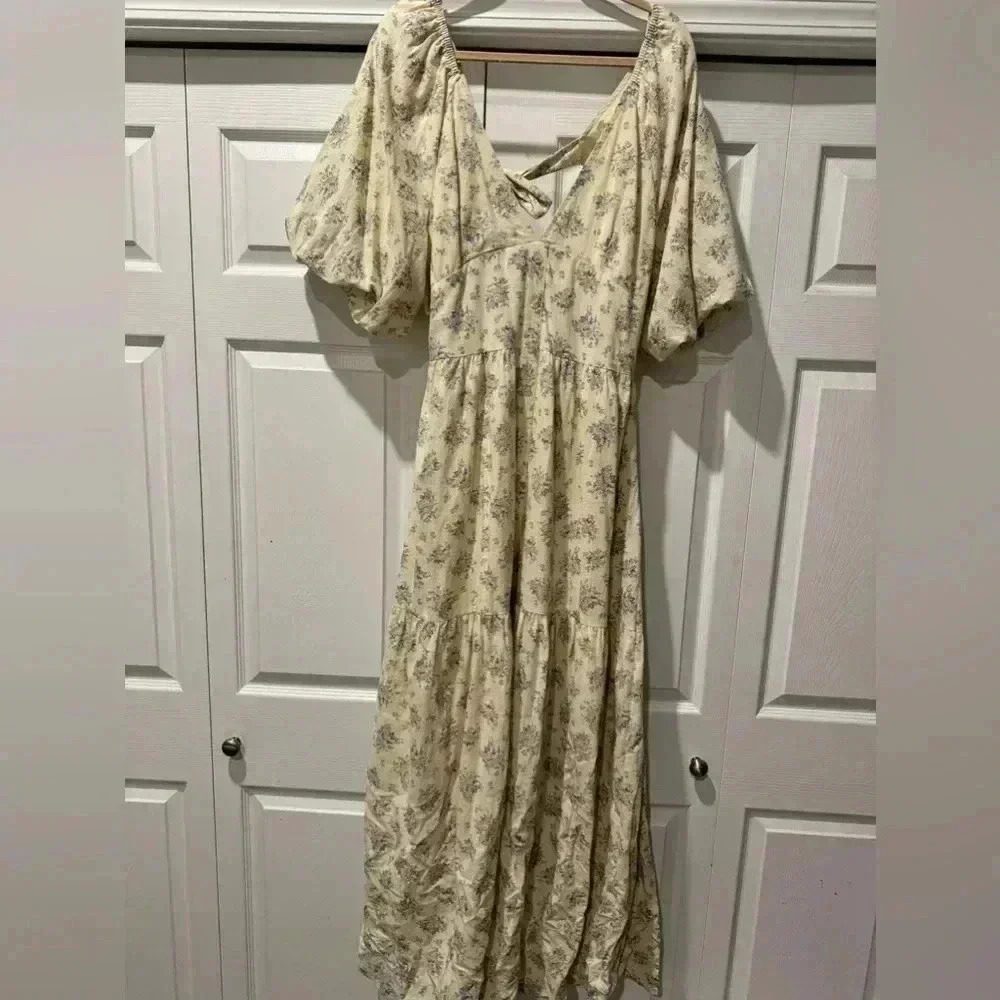 Priv dress beautiful floral with button detail  down front.